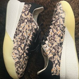 Rare! Adorable-stylish STELLA MCCARTNEY
Daisy Print Low-Top Sneakers